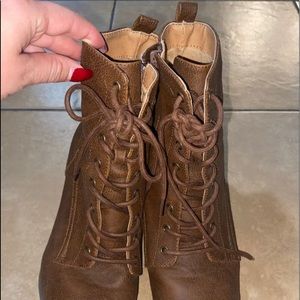 Heel lace up combat boots